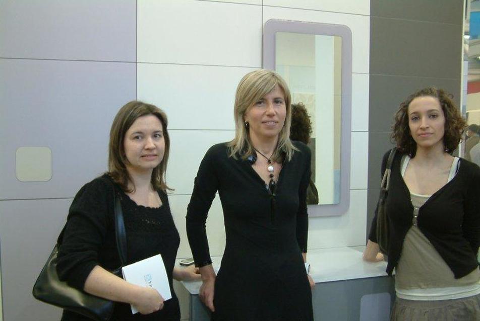 középen Silvia Stanzani designer, kollégáival a Bolognai Vásárvárosban, a SAIE SPRING kiállításon