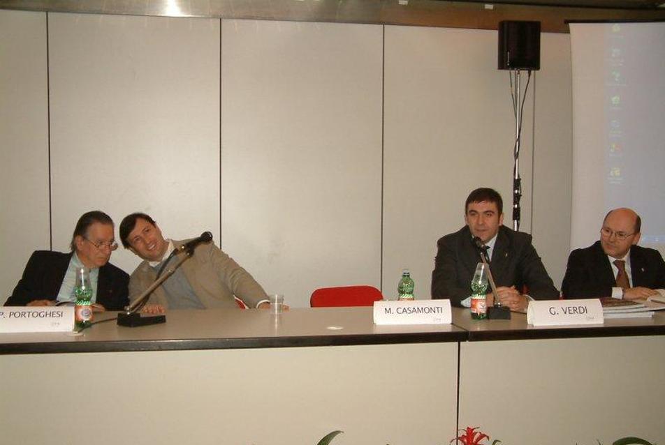 balról Paolo Portoghesi és Marco Casamonti építészek, Graziano Verdi a GranitiFiandre vezérigazgatója, Gianfranco Sassi a GranitiFiandre key account igazgatója