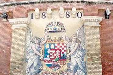 A Lotz Károly féle mozaik címer a Siklónál, melyet Vákár Tibor mentett meg az utókornak