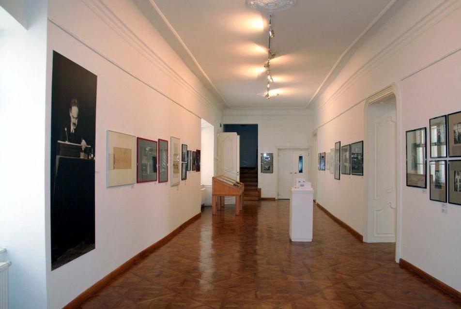 Fény és forma - Modern építészet és fotó 1927-1950 kiállítás Győrben