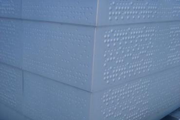 a zsinórpad fémburkolata (Braille-írásos) csatlakozik a térburkolathoz