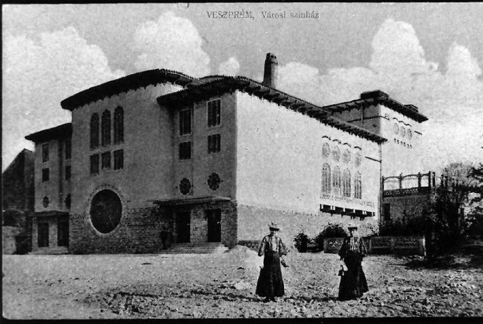 A veszprémi Városi Színház megnyitásakor, 1908-ban; archív