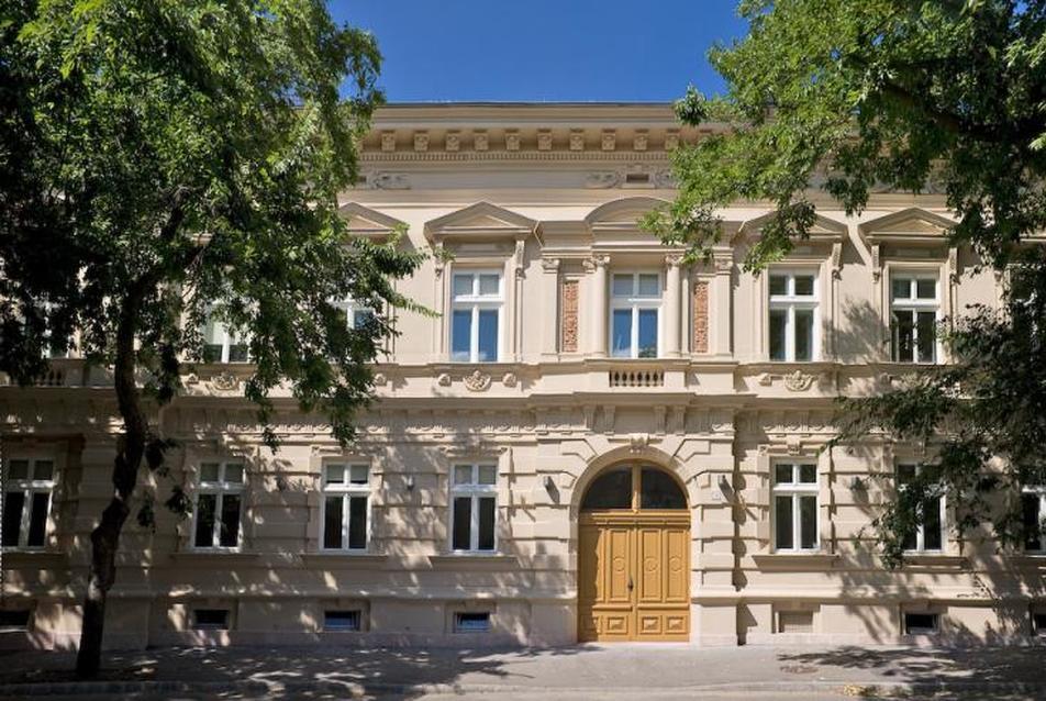 Hírlap Press Irodaház, műemlékfelújítás Székesfehérváron