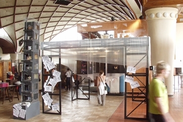 A magyar látványtervezői iskola kiállítása a csarnokban 2003-ban