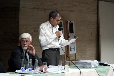 Halmos György bejelnti az elnök- és az alelnök-választás eredményét, balra Benczúr László levezető elnök, fotó vm