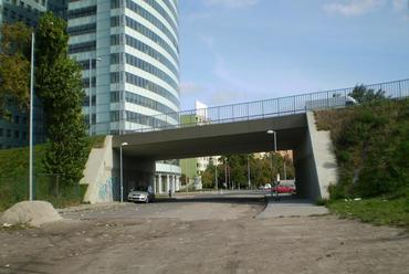 A rakpart feltárását lehetővé tevő közúti híd az Europe Tower irodaháznál, szerző: Gábor Péter