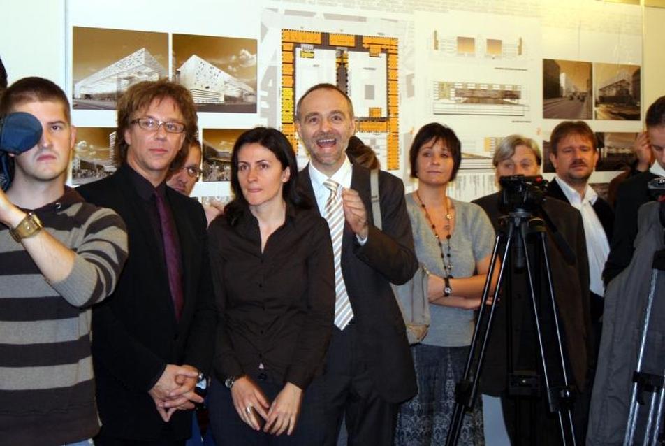 Erick van Egeraat, Balajti Zita, Kovács Bence és mások a "Városháza Fórum" pályázat eredményhirdetésén, 2008. október