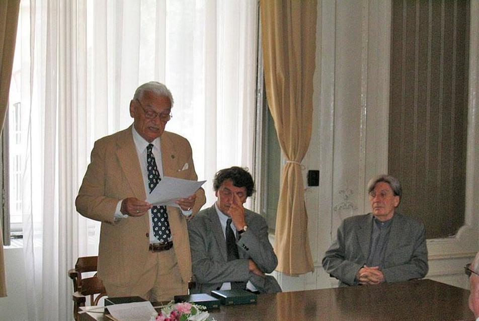 archív kép: Visy Zoltán mond laudációt 2005-ben, a Csonka érem átadásán, mellette Reischl Gábor és Finta József