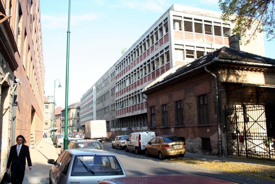 A régi gyárépület a Tűzoltó utca folytatásából, fotó: Vargha Mihály
