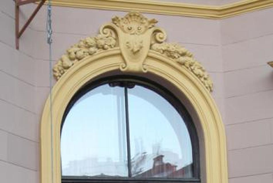 a Károlyi-Csekonics rezidencia egyik ablaka