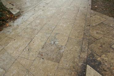 Travertin az Erzsébet téren - életveszély az ónos esőben