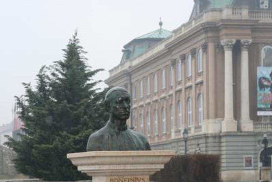 Újra felavatták Bonfini szobrát