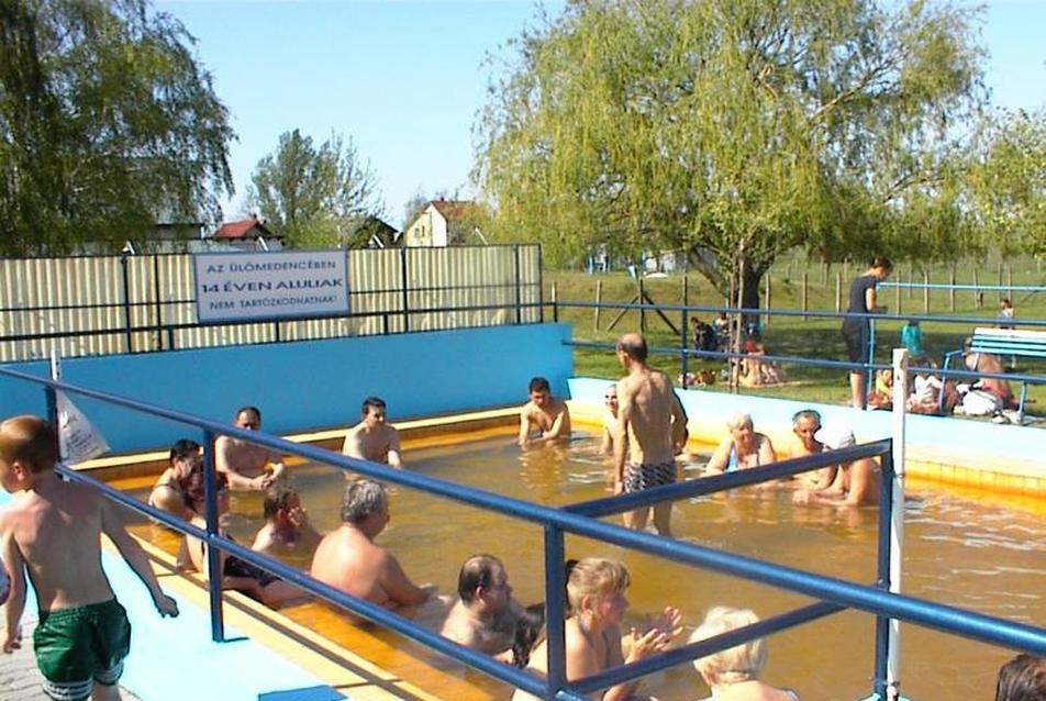 Tóalmási Szent András Gyógyvizes Strand és Kemping