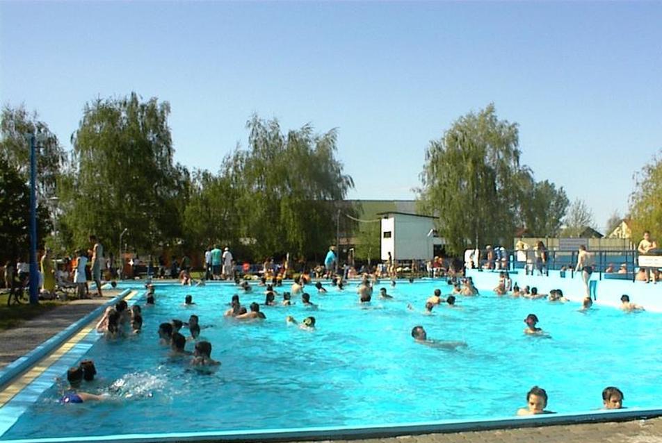 Tóalmási Szent András Gyógyvizes Strand és Kemping