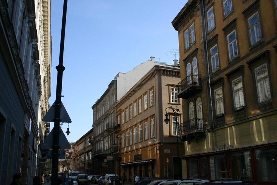 A Király utca 19. oldalról (előtérben a 17. számú sarokház)