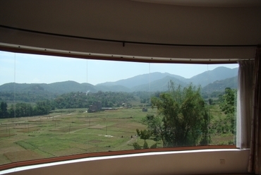 A hálószoba hegyekre néző íves ablaka