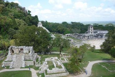Palenque városközpontja az előtérben a 14. és 15. szentéllyel