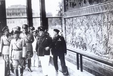 Mussolini a rekonstruált oltárral