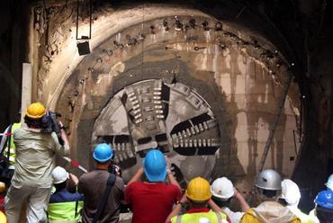 4-es metró fúrópajzsának Fővám téri áttörése