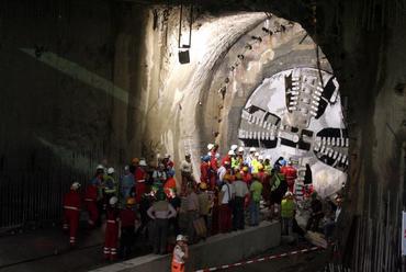 4-es metró fúrópajzsának Fővám téri áttörése