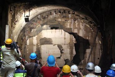 4-es metró fúrópajzsának Fővám téri áttörése