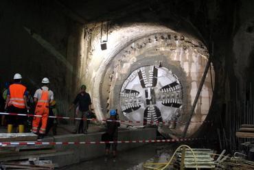 4-es metró fúrópajzsának Fővám téri áttörése