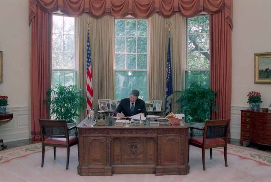 Reagan elnök az ovális irodában - nem szerette a takarékosságot