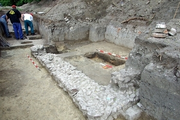 Római sírépítmény alapfalai