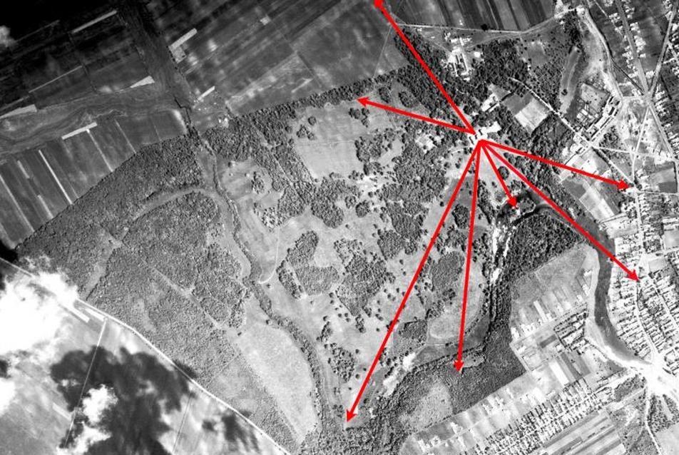 A park egy 1950-ből származó légifotón, a kastélyból kiinduló nyiladékok jelölésével