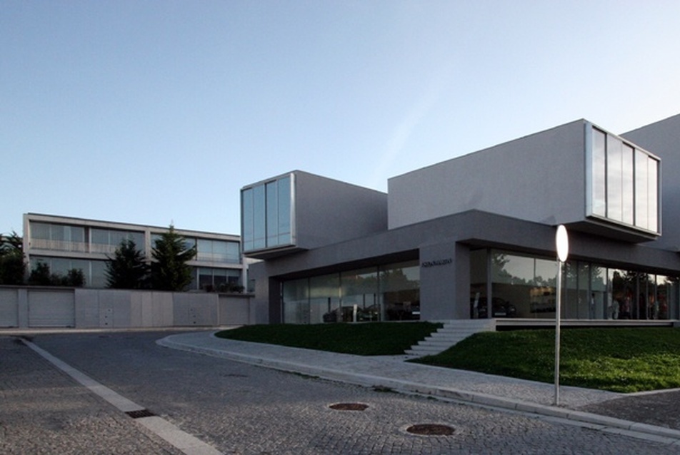 „Quinta da Avenida” lakóegyüttese, Portó, 2005. Építész: Eduardo Souto de Moura