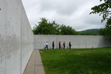 Tadao Ando - Konferencia pavilon, megközelítés libasorban, fotó: Terék Mariann