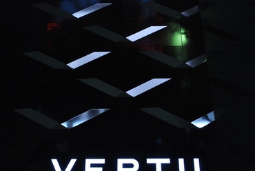 Vertu Store, a homlokzatburkolat részlete , építészet: KDa, fotó: Várhelyi Judit