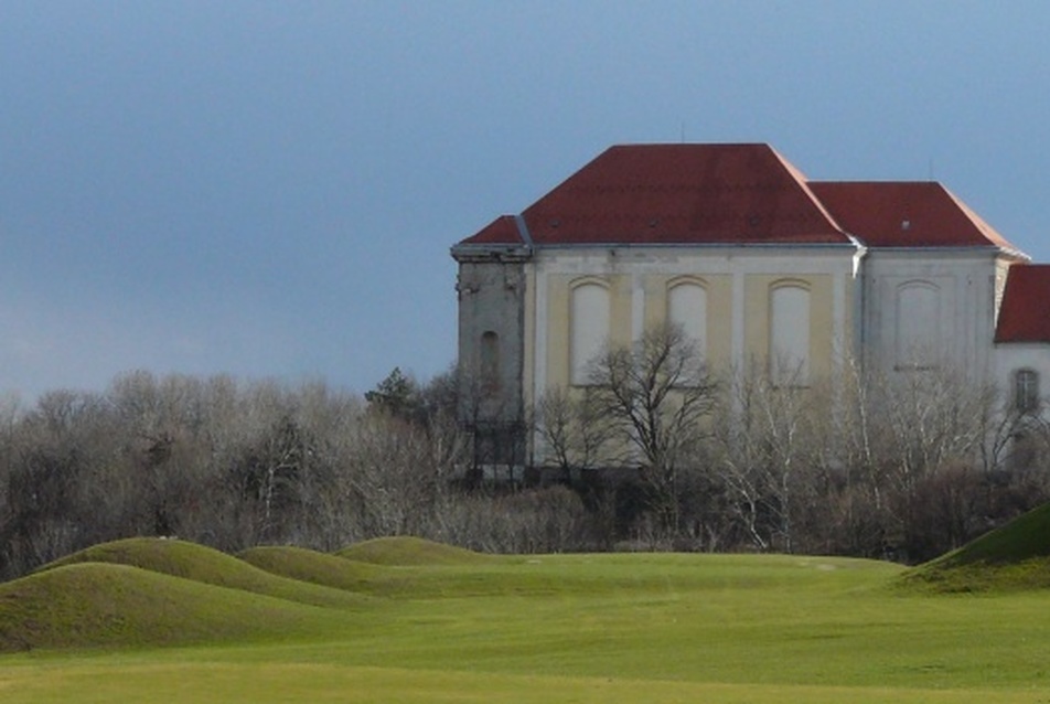 A Kiscelli Múzeum épülete, előtérben a pályával - Andaházy László