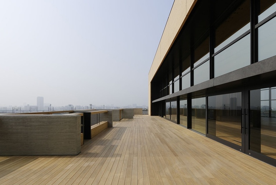 Mokuzai Kaikan, Tokió - nagyterem, terasz. Építészet: Tomohiko Yamanashi, Nikken Sekkei - fotó: Noda (Gankosha Studio)