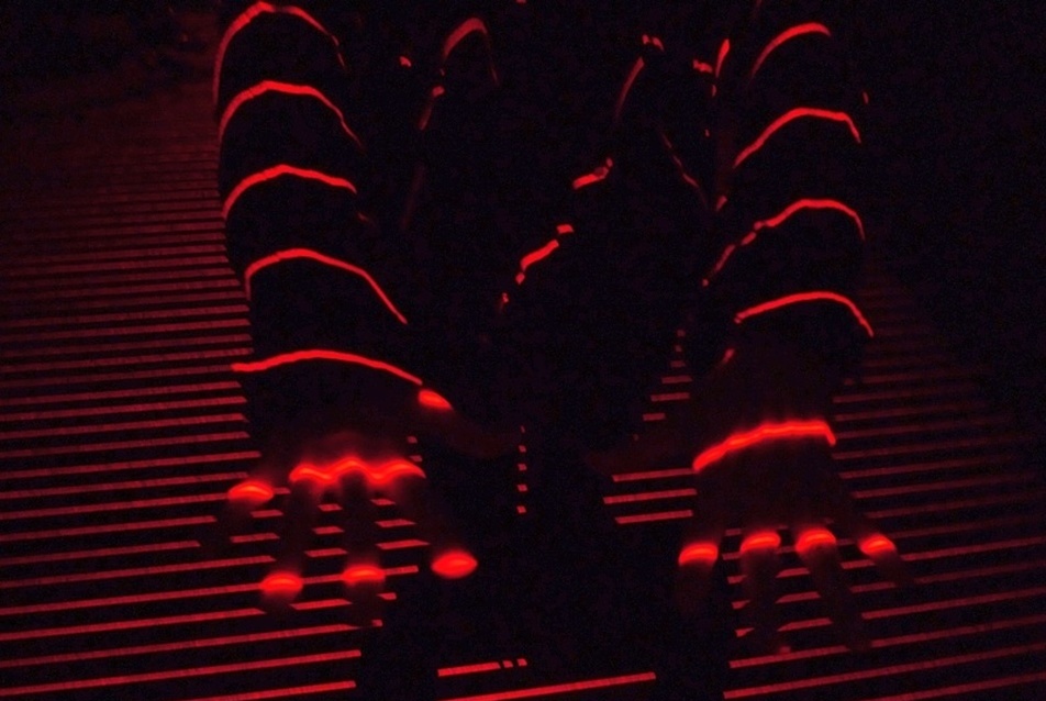 Hiroshi  Naito lézersugarakkal teremtett virtuális teret. Fotó: Kovács  Bence