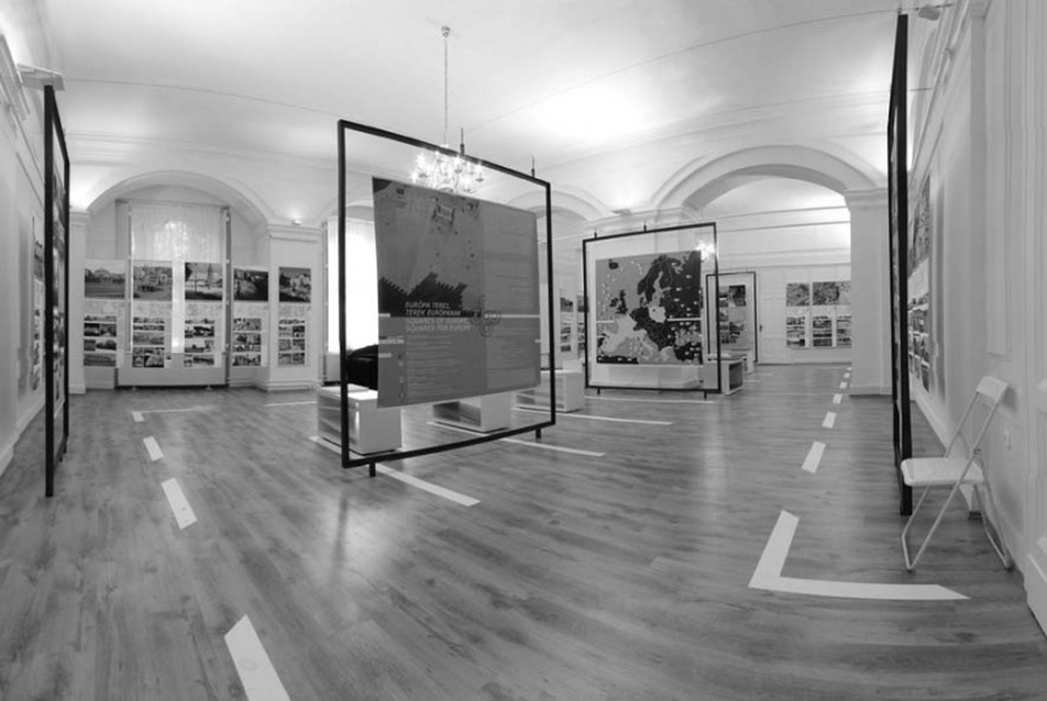 A térről és az emlékezetről — Térépítés Európában című kiállítás a Csontváry Múzeum földszintjén