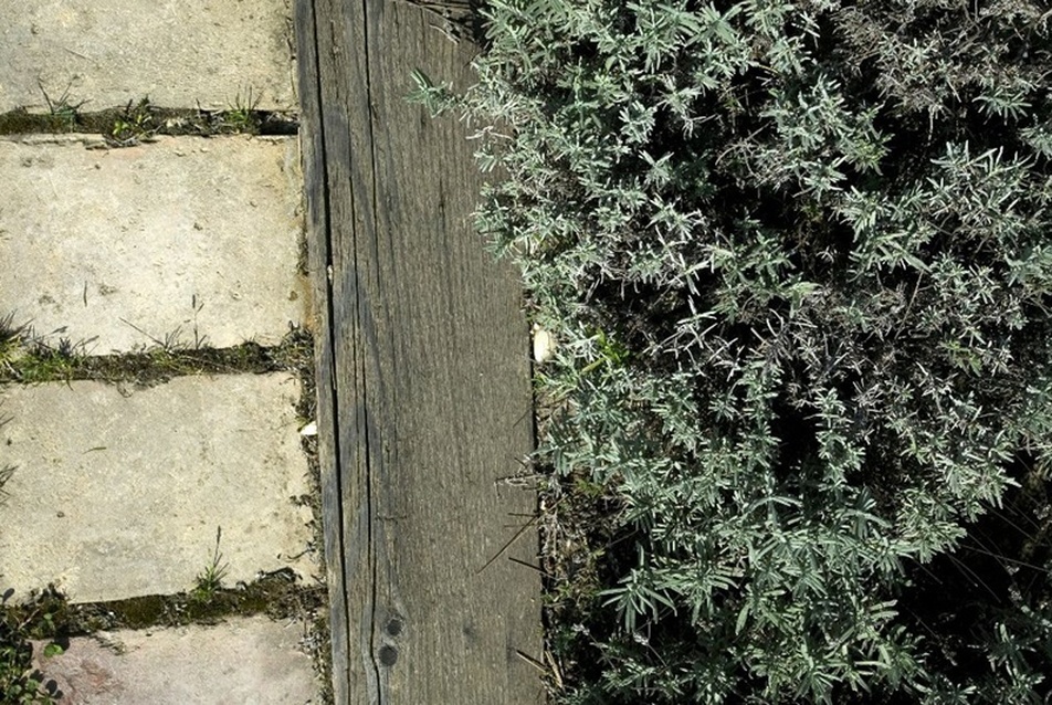 Gerendából kiemelt szegély, padlástéglából járdaburkolat,fotó: Bujnovszky Tamás