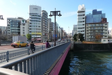 A Sumida folyó partján. Fotó Kovács Bence.