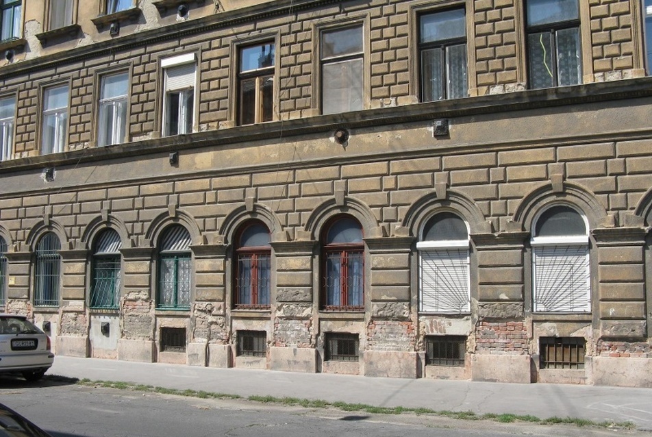 Dugonics utcai ház hatféle szinű ablakai