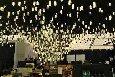 Tokyo Designers Week Gwenael Nicolas a Triterasu cég lámpájának felhasználásával látványos bárt tervezett a sátor