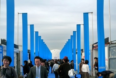 “Love Blue” zászlók a Tokyo Designers Week bejáratánál.