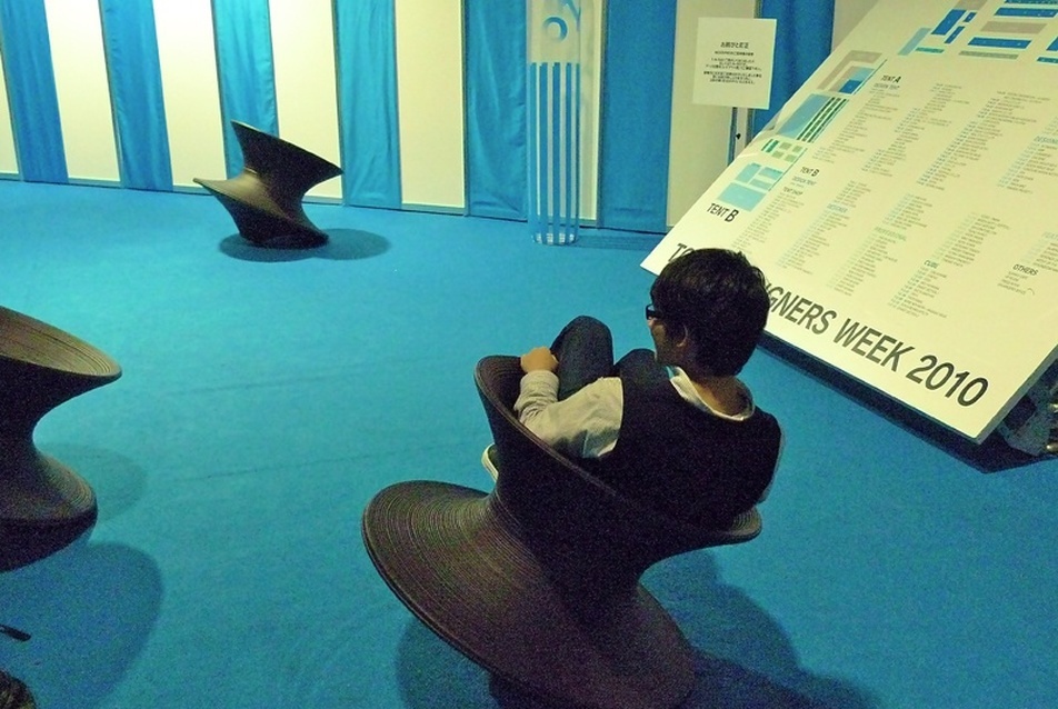 Thomas Heatherwick pörgő-székei.