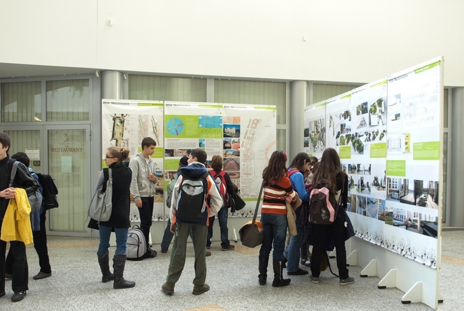 Debreceni diákok a kiállításon - fotó: Balogh Zoltán