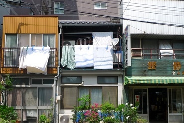 Alul üzlet, felül lakás - hagyományos tokiói kisvállalkozás. Fotó Kovács Bence.