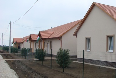 Mini  lakópark árvízkárosultaknak, Felsőzsolca, Bem utca. Vezető tervező:  Bakonyvári  Sándor