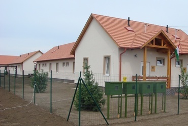 Mini  lakópark árvízkárosultaknak, Felsőzsolca, Bem utca. Vezető tervező:  Bakonyvári Sándor
