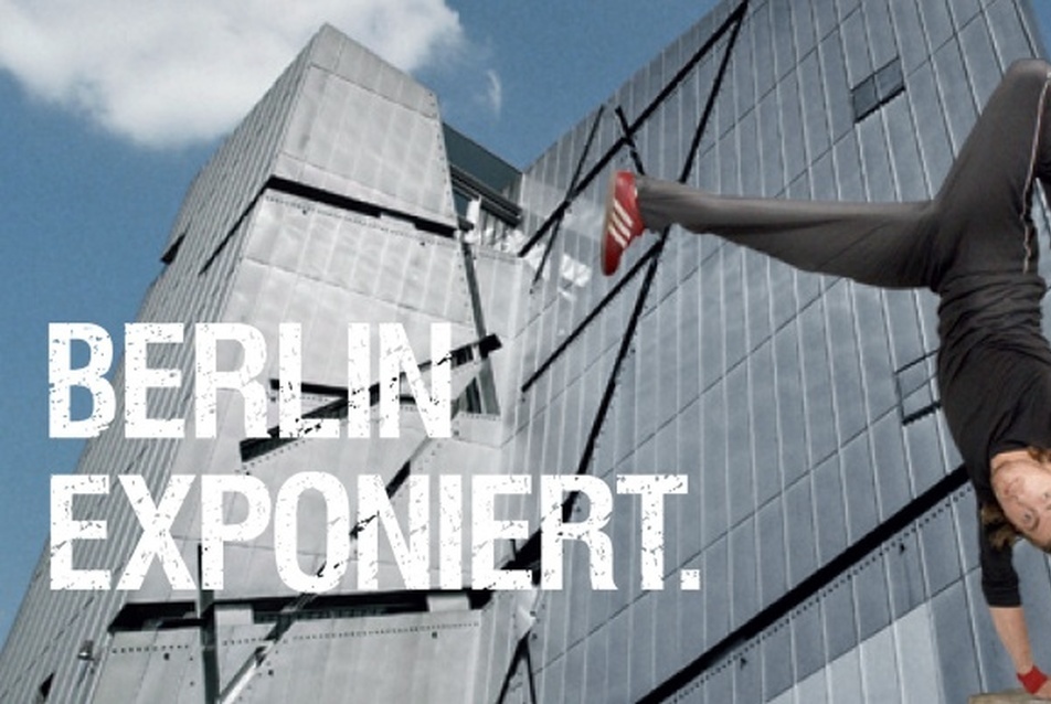 A Daniel Libeskind által tervezett Zsidó Múzeum egy mai turisztikai plakáton
