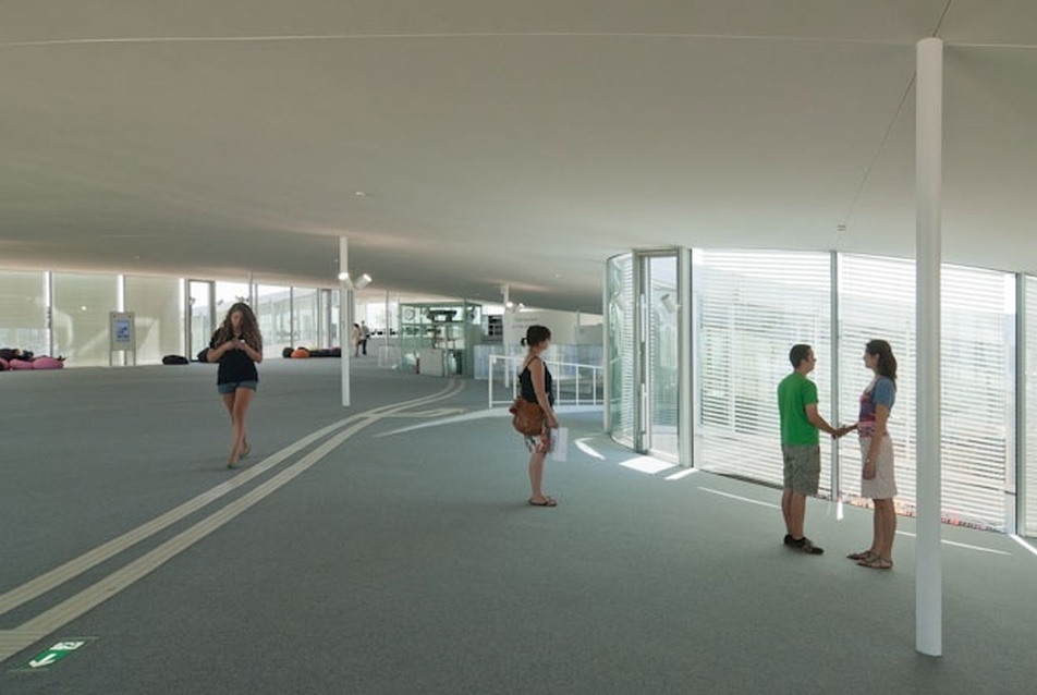 Rolex Learning Center. Vezető tervezők: Kazuyo Sejima, Ryue Nishizawa. Fotók cerbenkoc.hu.