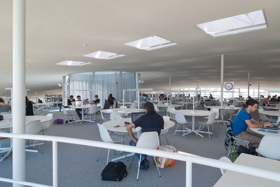 Rolex Learning Center. Vezető tervezők: Kazuyo Sejima, Ryue Nishizawa. Fotók cerbenkoc.hu.