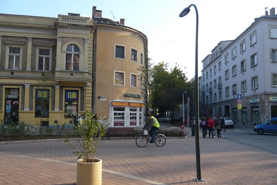 Debrecen Csapó utca térrendezés. Tervezők: Szabó Gábor, Gulyás Imre